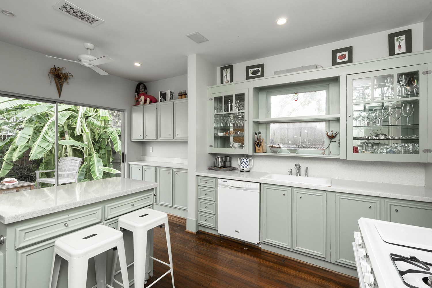 1209 Bomar Street Houston, TX 77006 - Photo 3 of 23 a kitchen that has a sink and a stove in it
