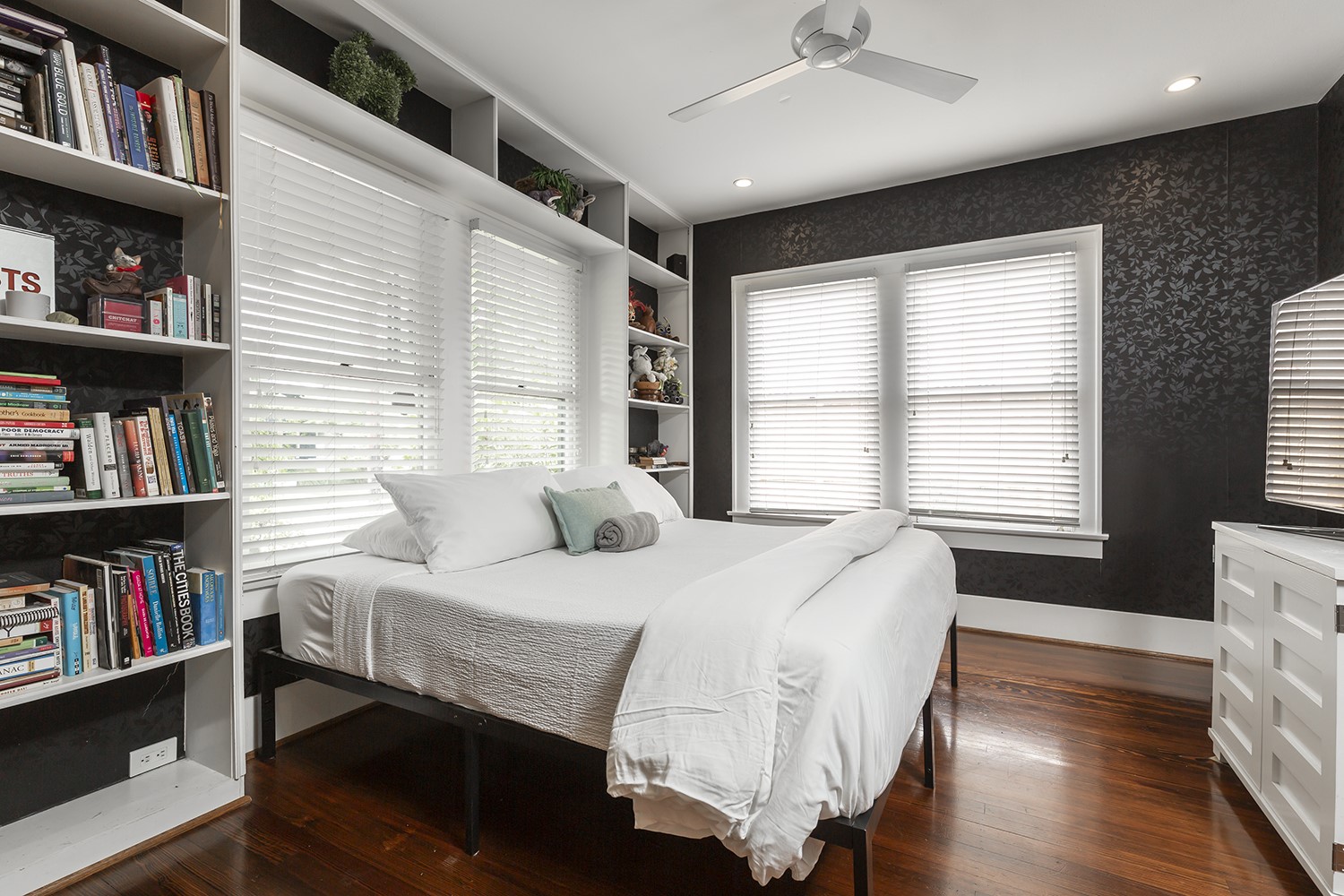 1209 Bomar Street Houston, TX 77006 - Photo 6 of 23 a bedroom with a bed furniture and a book shelf