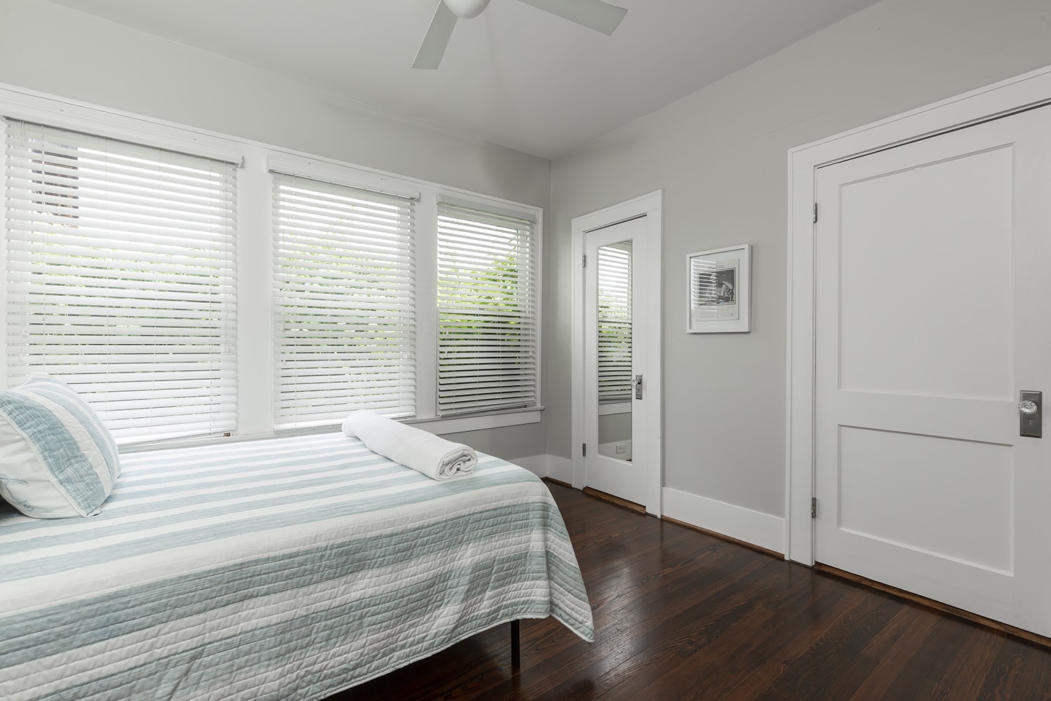 1209 Bomar Street Houston, TX 77006 - Photo 9 of 23 a bedroom with a bed and a window