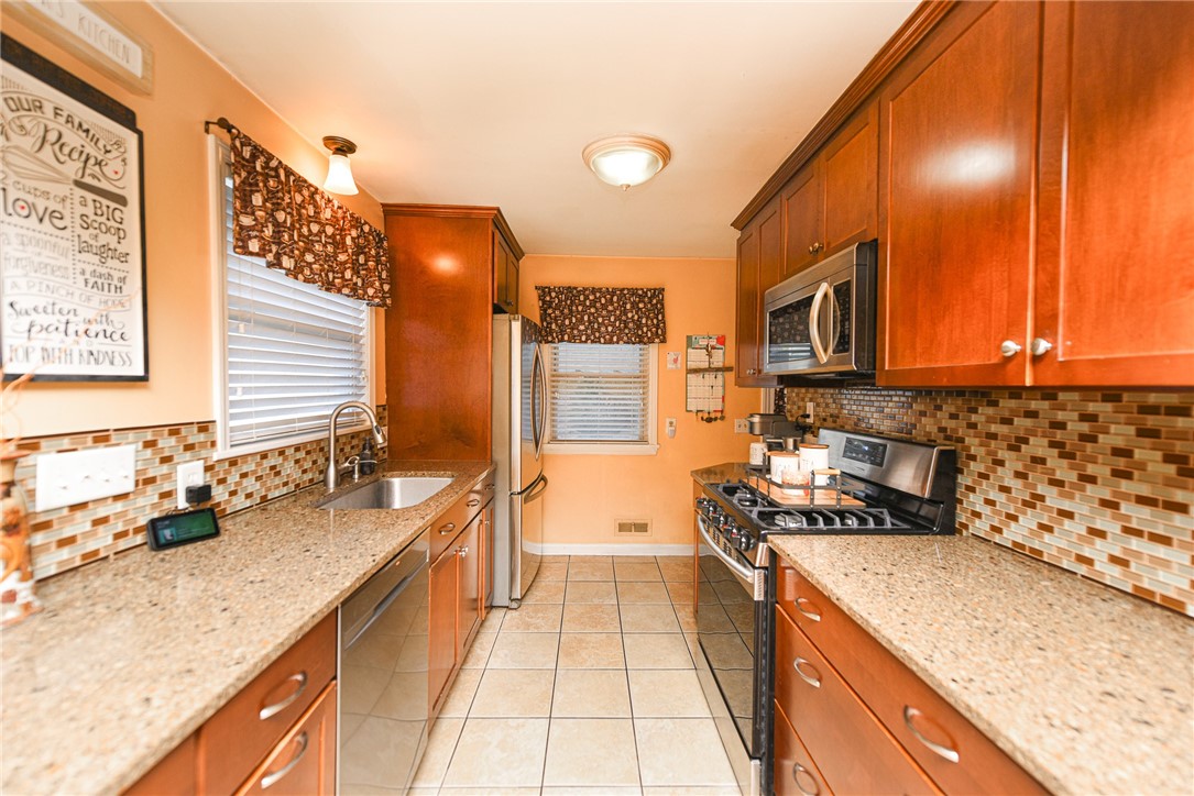 452 Pemberton Road Irondequoit, NY 14622 - Photo 11 of 31