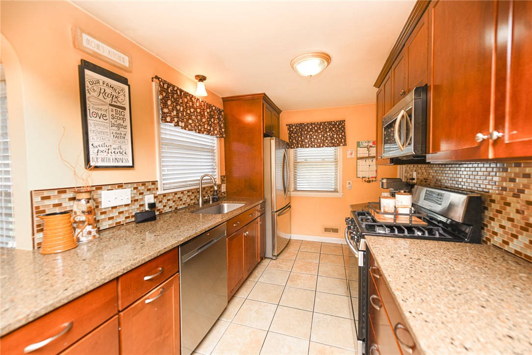 452 Pemberton Road Irondequoit, NY 14622 - Photo 12 of 31