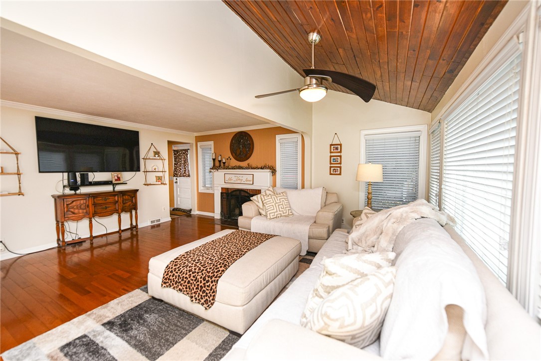 452 Pemberton Road Irondequoit, NY 14622 - Photo 5 of 31