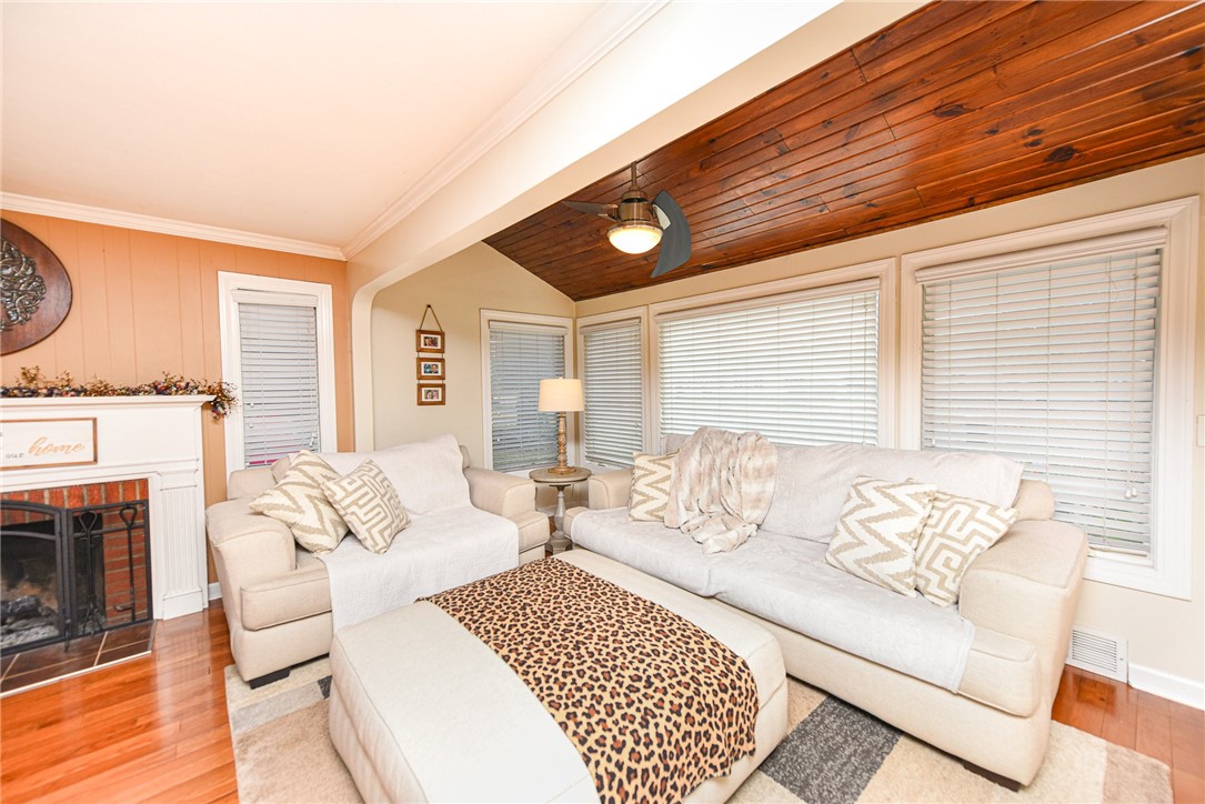 452 Pemberton Road Irondequoit, NY 14622 - Photo 8 of 31