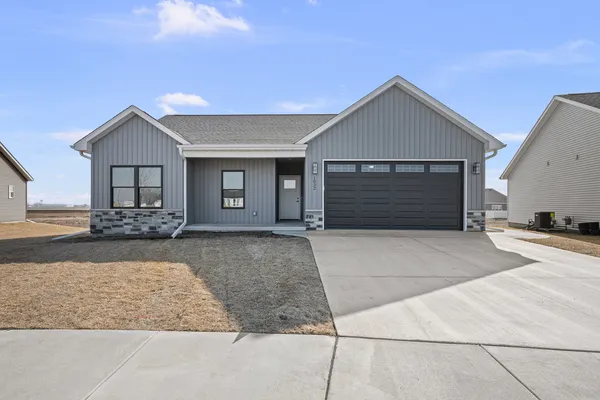 $432,600 | 1832 Redbud Circle, Eldridge, IA 52748