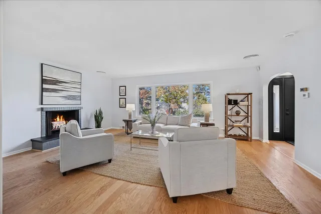 $1,100,000 | 861 Crescent Boulevard, Glen Ellyn, IL 60137