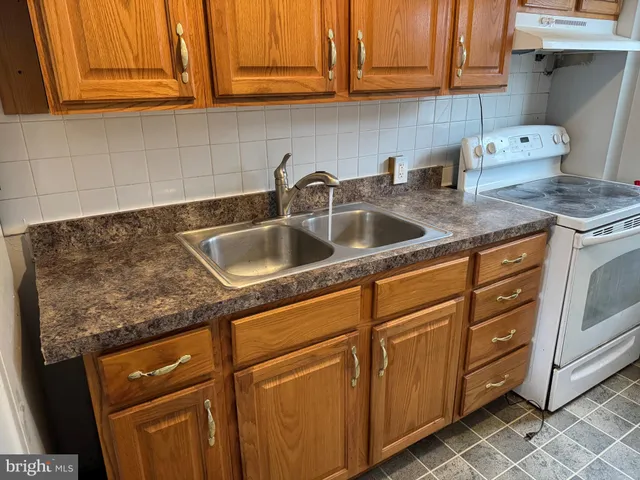 $1,250 | 526 Random Road, Baltimore, MD 21229