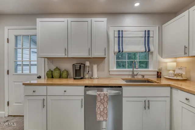 $385,000 | 501 Golf Course Drive, Elizabethton, TN 37643