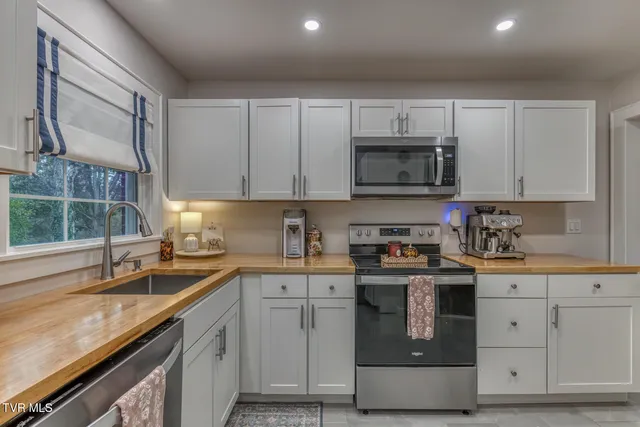 $385,000 | 501 Golf Course Drive, Elizabethton, TN 37643