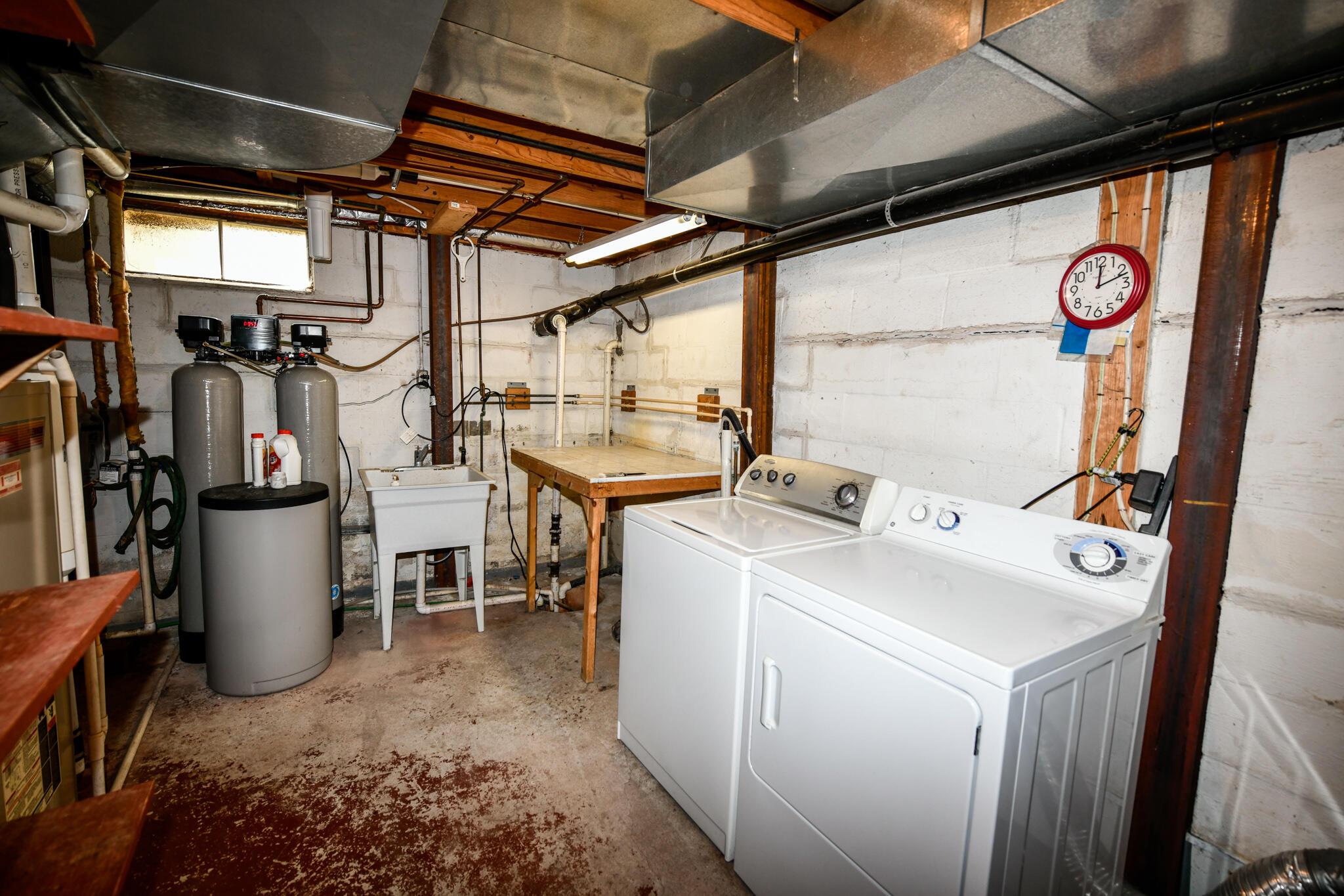 15743 Hagenderfer Road Plain City, OH 43064 - Photo 44 of 49 Laundry Area with Utility Sink