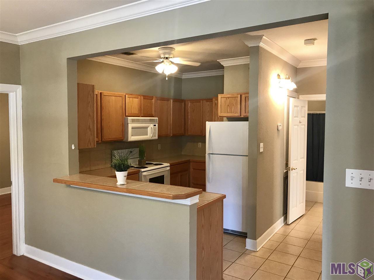710 East Boyd Drive, Unit 406 Baton Rouge, LA 70808 - Photo 3 of 16 Kitchen with Hallway to Guest Bathroom