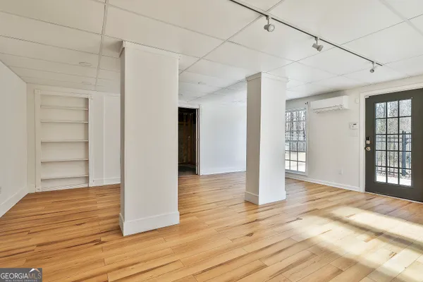 a view of a backyard