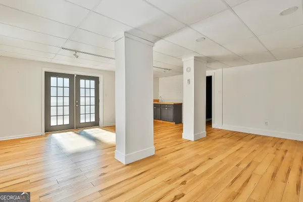 a view of a backyard