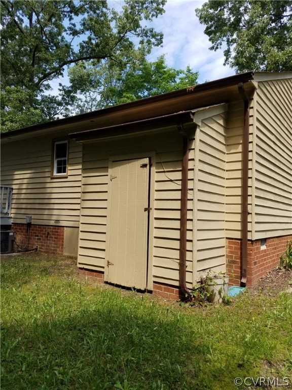 7835 Brightridge Road Chesterfield, VA 23832 - Photo 15 of 18 a side view of a house with a yard