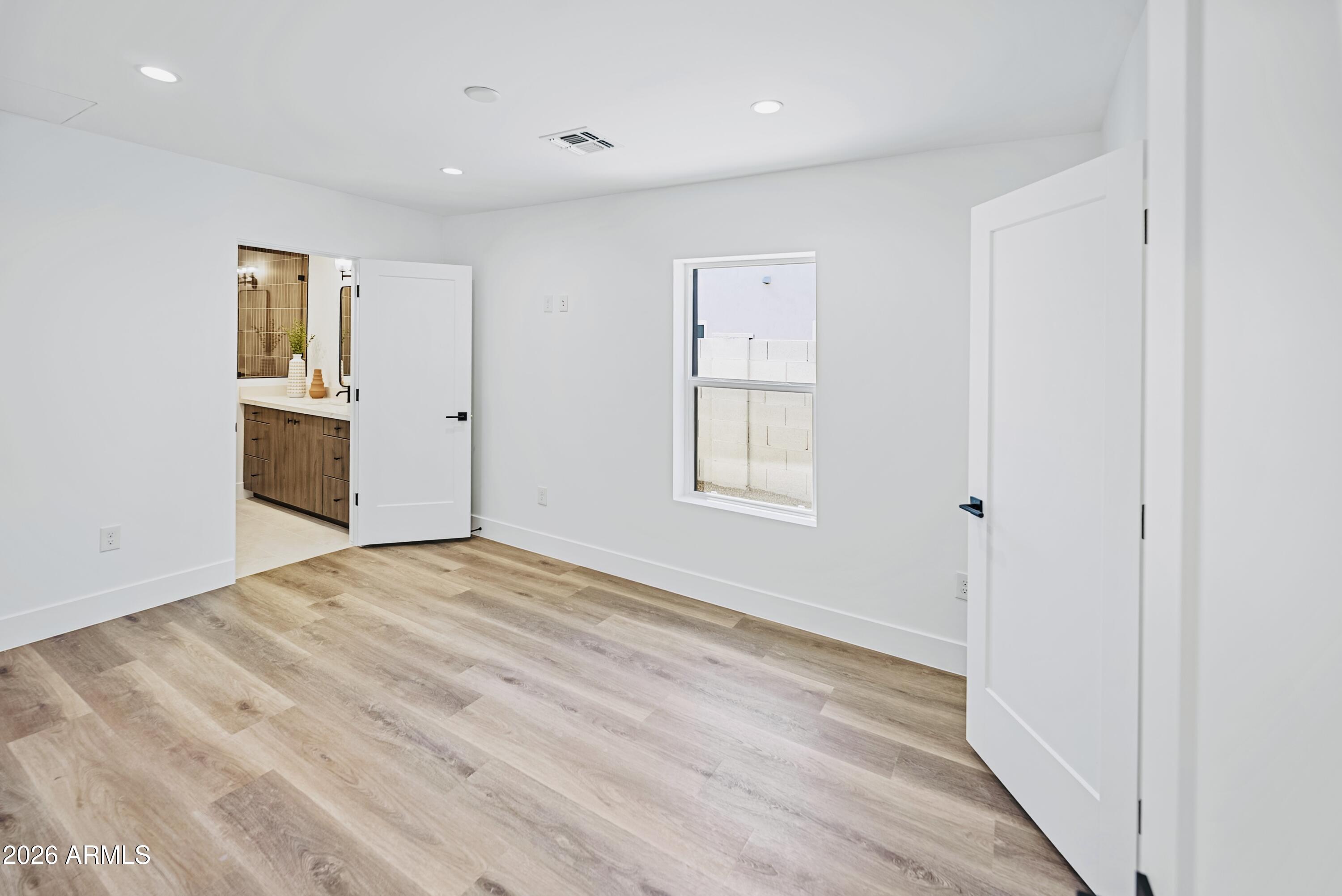 6830 North 10th Place Phoenix, AZ 85014 - Photo 20 of 38 Third En Suite Bedroom