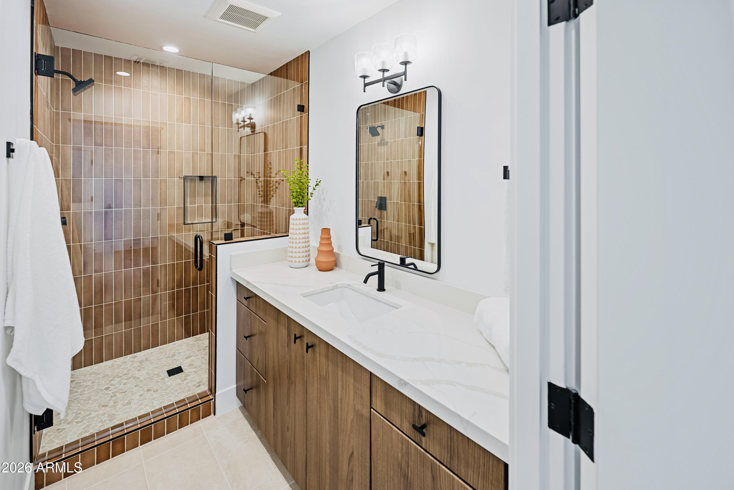 6830 North 10th Place Phoenix, AZ 85014 - Photo 21 of 38 Third Bath/En Suite with Walk In Closet