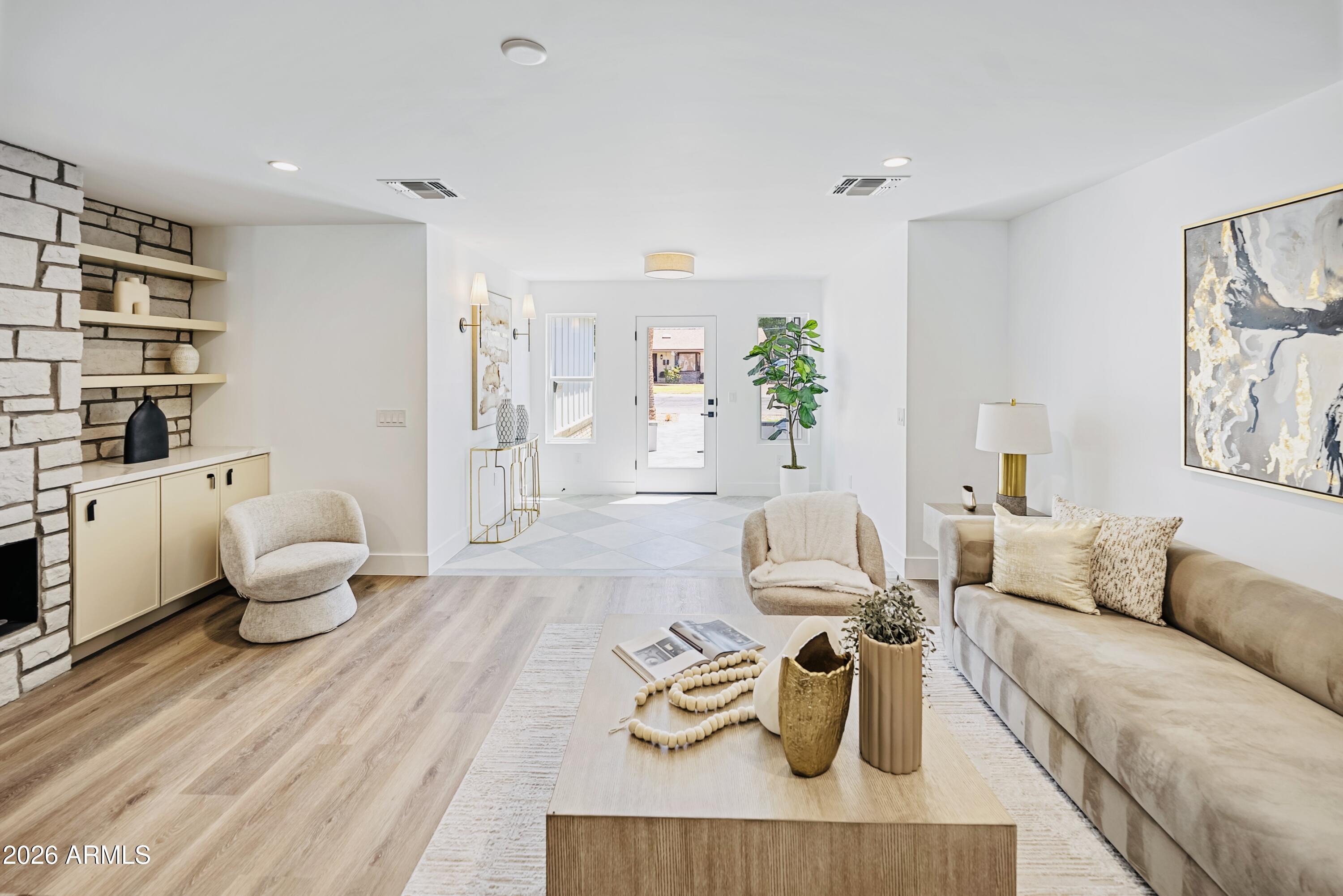 6830 North 10th Place Phoenix, AZ 85014 - Photo 5 of 38 Living Room