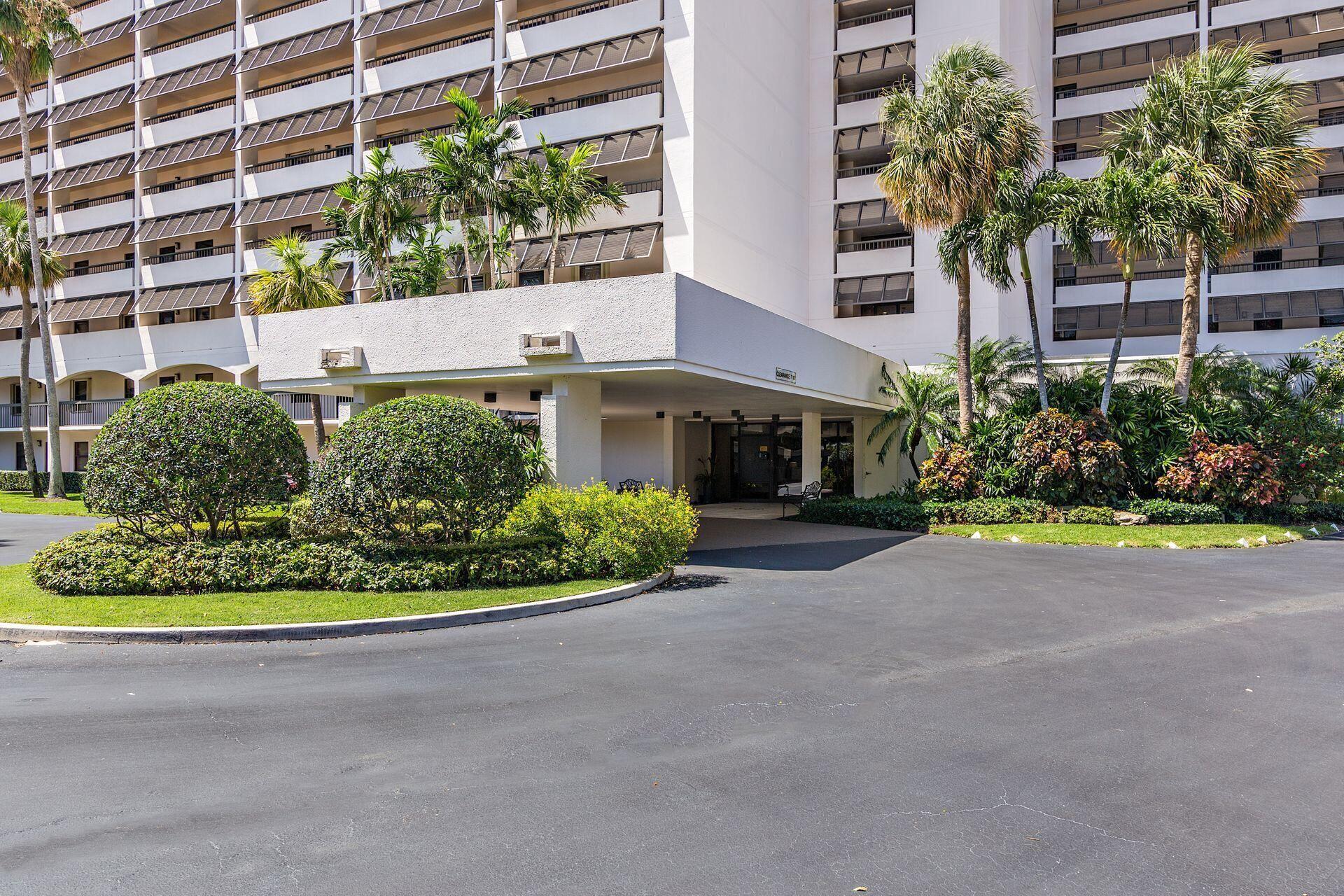 356 Golfview Road, Unit 204 North Palm Beach, FL 33408 - Photo 35 of 71 a front view of a multi story residential apartment building