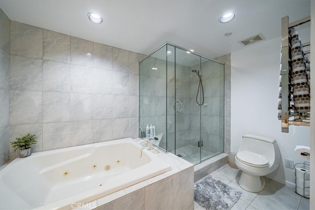 555 Esplanade, Unit 518 Redondo Beach, CA 90277 - Photo 42 of 73 a bathroom with a bathtub toilet and shower