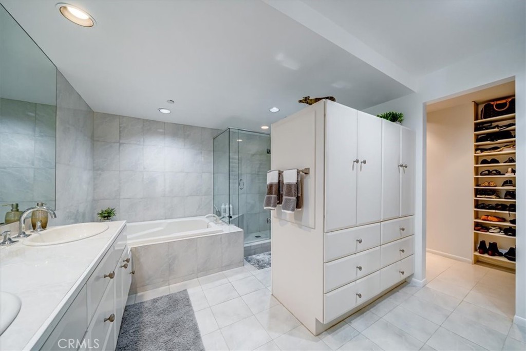 555 Esplanade, Unit 518 Redondo Beach, CA 90277 - Photo 43 of 73 a bathroom with a bathtub sink and mirror
