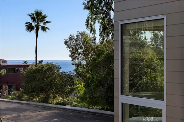a view of a dinning table and chairs in the patio