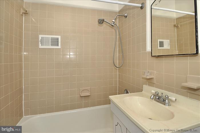 10117 Greenock Road Silver Spring, MD 20901 - Photo 21 of 30 Bath