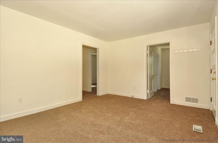 10117 Greenock Road Silver Spring, MD 20901 - Photo 5 of 30 Living Room