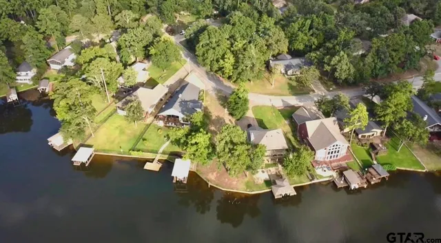 a picture of a lake view