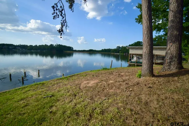 a view of a tennis court