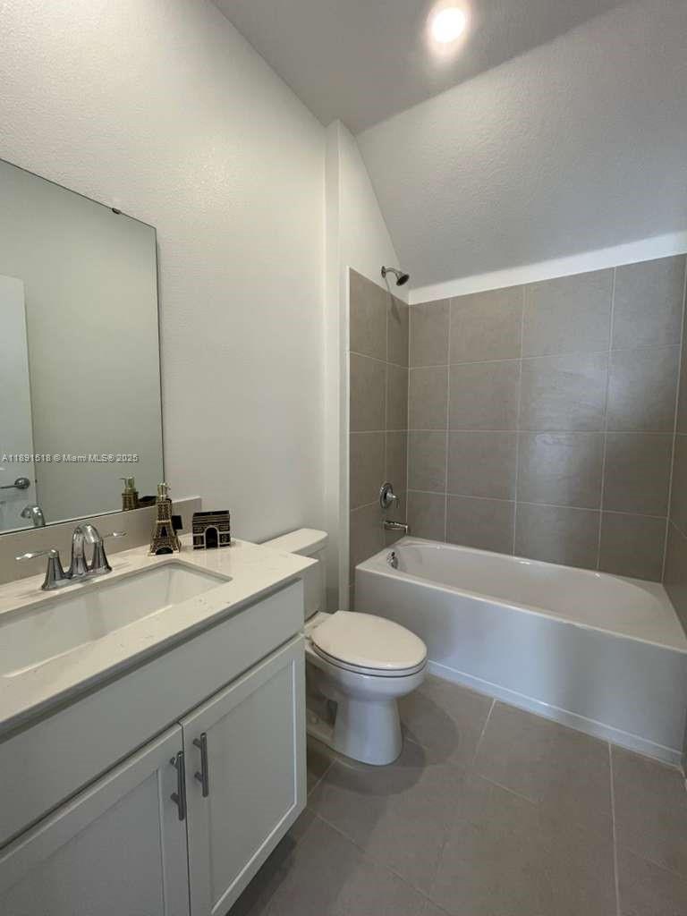 5984 Zen Way, Unit 5984 Clermont, FL 34714 - Photo 44 of 51 a bathroom with a double vanity sink toilet and bathtub
