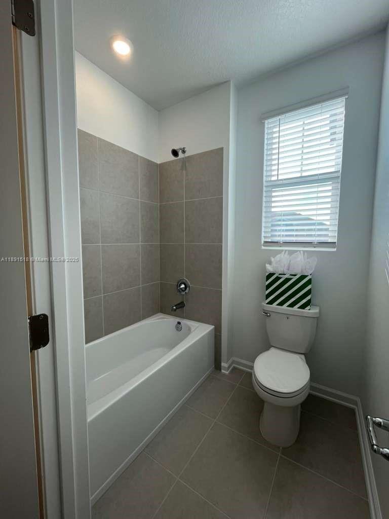 5984 Zen Way, Unit 5984 Clermont, FL 34714 - Photo 10 of 51 a bathroom with a toilet a sink and bathtub