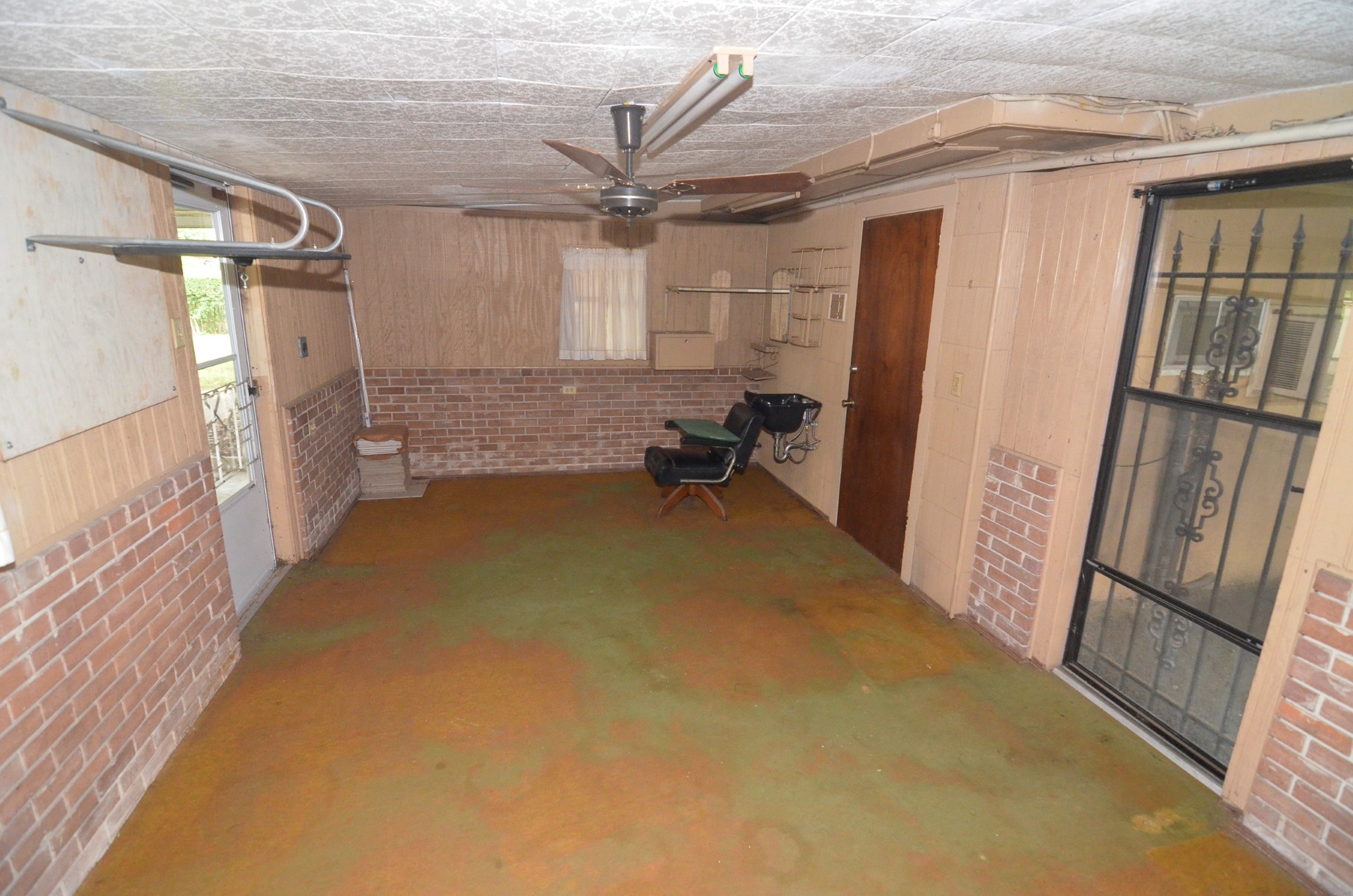 4101 Philco Drive Houston, TX 77080 - Photo 10 of 23 a bathroom with a sink a toilet a tub and shower