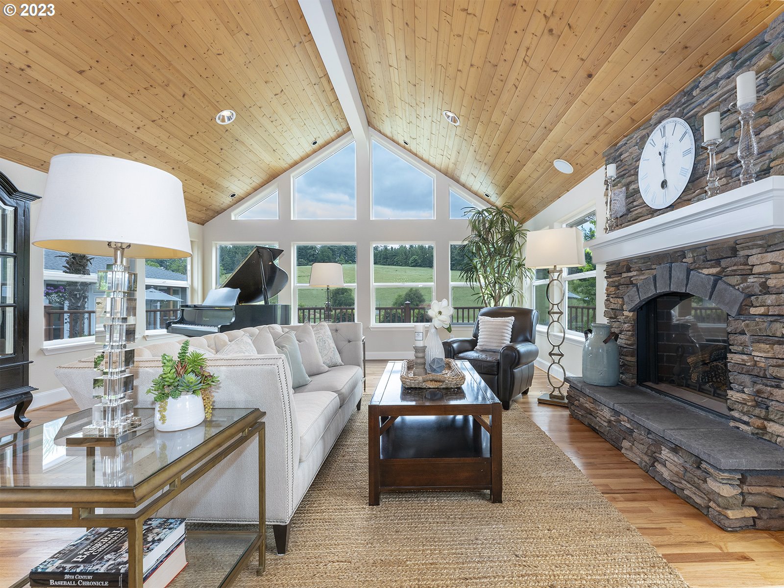 25552 Southwest Newland Road Wilsonville, OR 97070 - Photo 13 of 48 Living Room