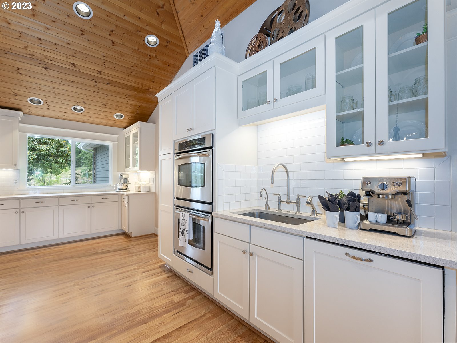 25552 Southwest Newland Road Wilsonville, OR 97070 - Photo 8 of 48 Kitchen