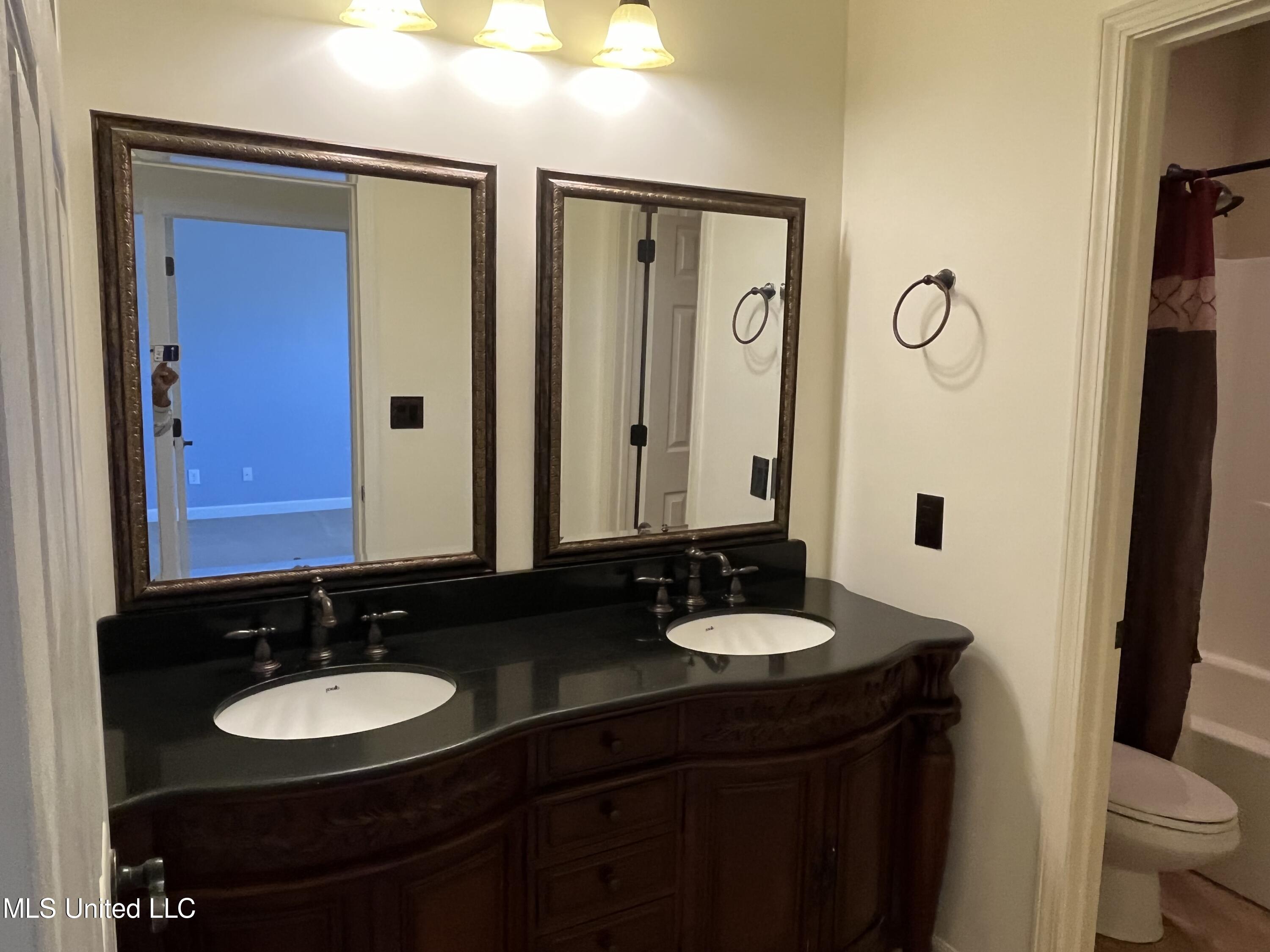 178 Joiner Road Batesville, MS 38606 - Photo 23 of 38 Hallbath pic 1