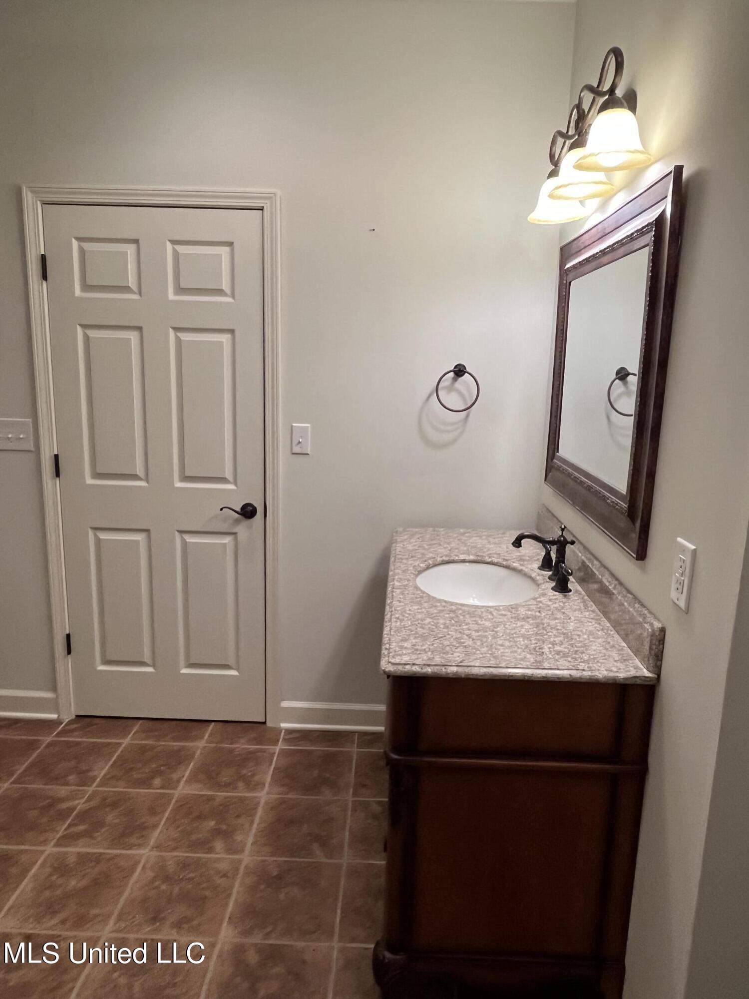 178 Joiner Road Batesville, MS 38606 - Photo 31 of 38 Bathroom 3 pic 3