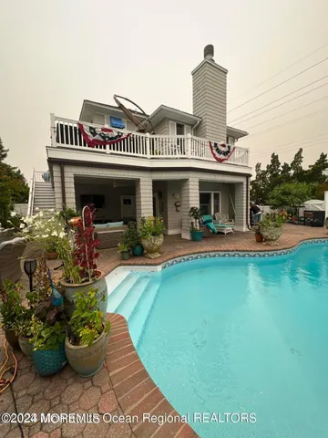 a view of a fountain with of the house in the background
