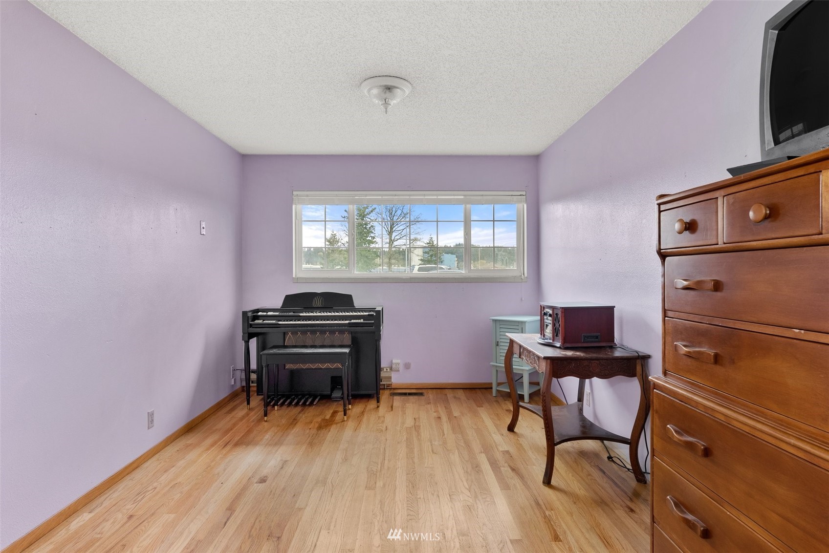 1652 Bishop Road Chehalis, WA 98532 - Photo 17 of 31 a room with furniture and a flat screen tv