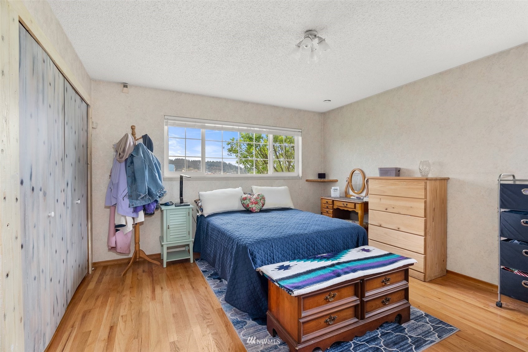 1652 Bishop Road Chehalis, WA 98532 - Photo 19 of 31 a bedroom with a bed and a window