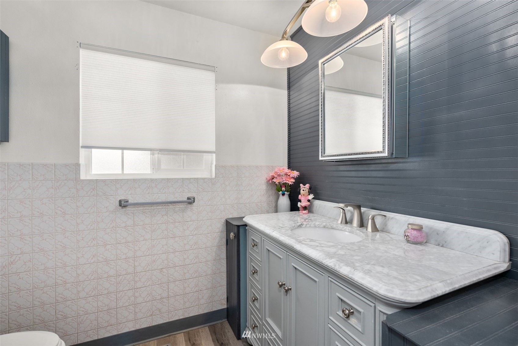 1652 Bishop Road Chehalis, WA 98532 - Photo 23 of 31 a bathroom with a sink and a mirror