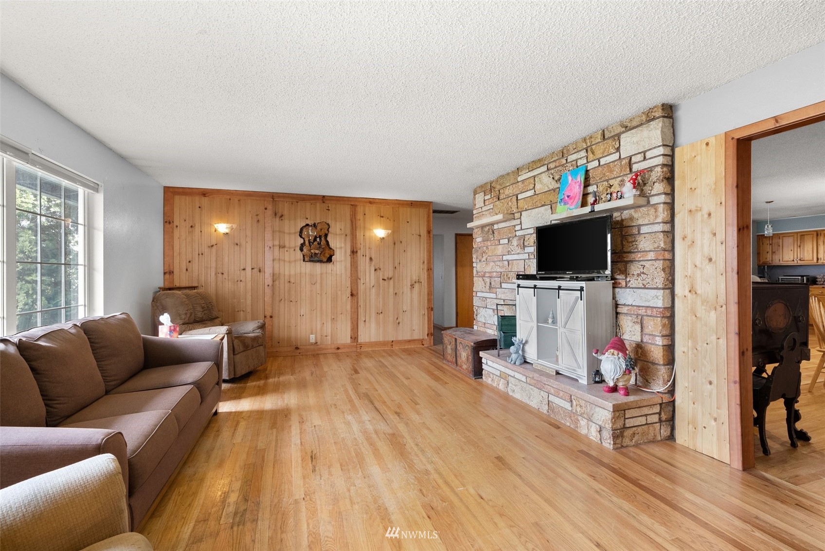 1652 Bishop Road Chehalis, WA 98532 - Photo 8 of 31 a living room with furniture and a flat screen tv