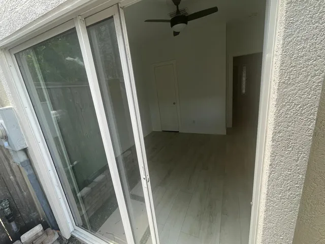 a view of a backyard