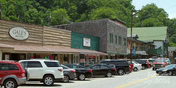 635 Slick Rock Road Hendersonville, NC 28792 - Photo 17 of 24 a car parked in front of a building