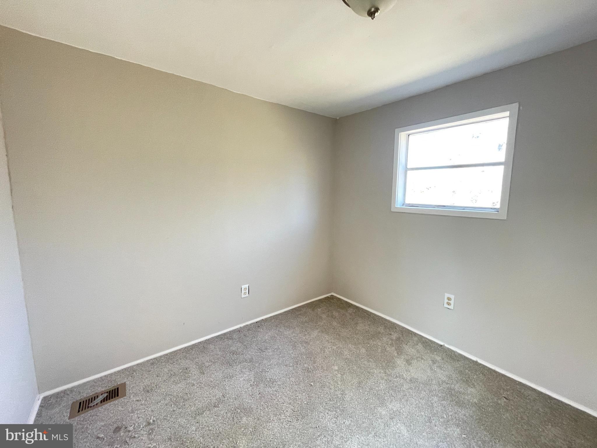 542 Gooseberry Road Millville, NJ 08332 - Photo 8 of 16 an empty room with a window