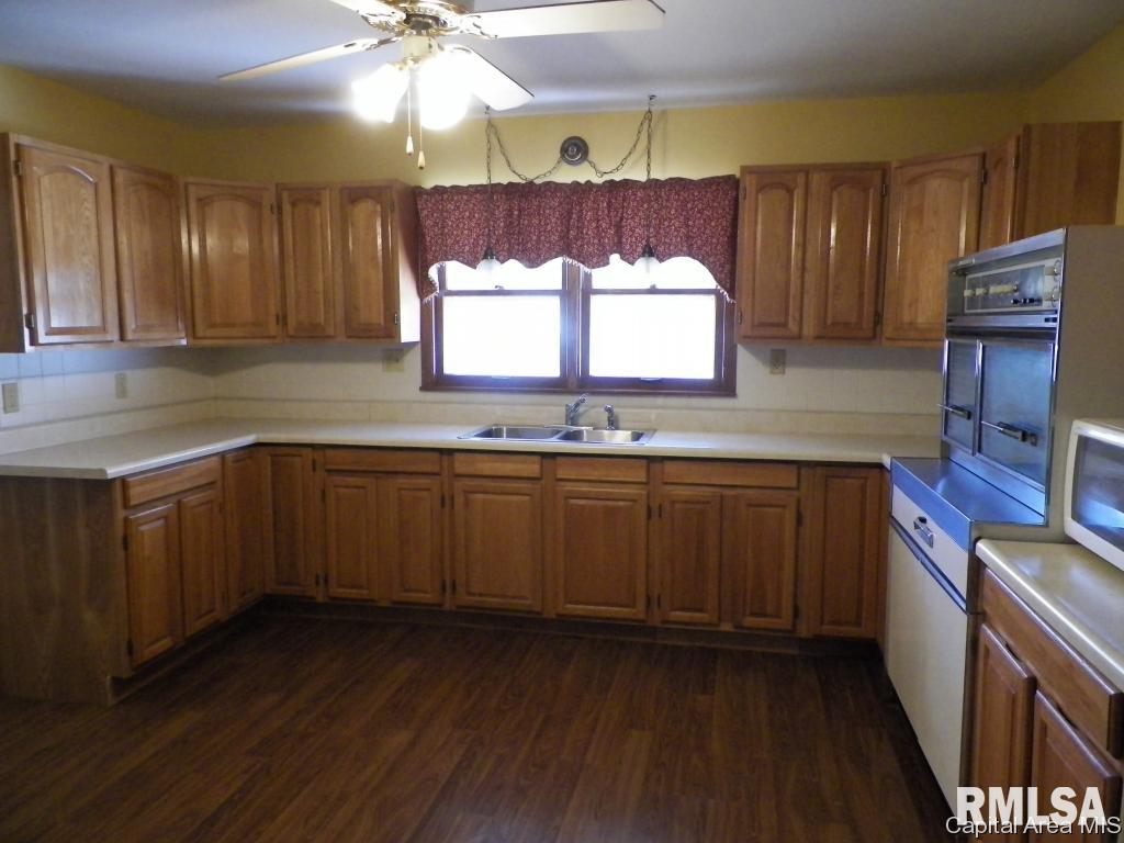 231 South Center Street Oneida, IL 61467 - Photo 12 of 31 Gallery Image 12