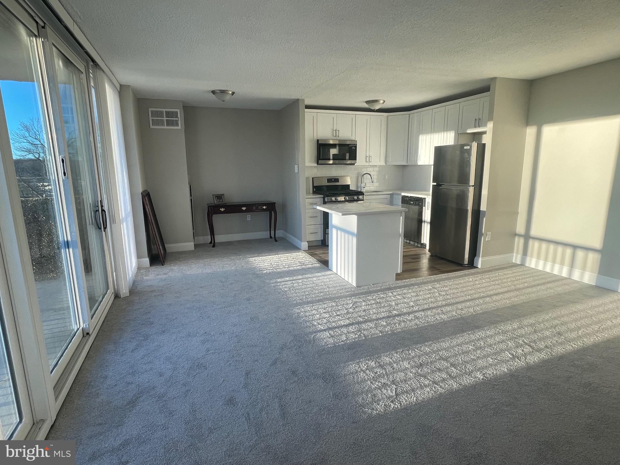 2016 Naamans Road, Unit 10F Wilmington, DE 19810 - Photo 13 of 33 Plenty of afternoon and evening light