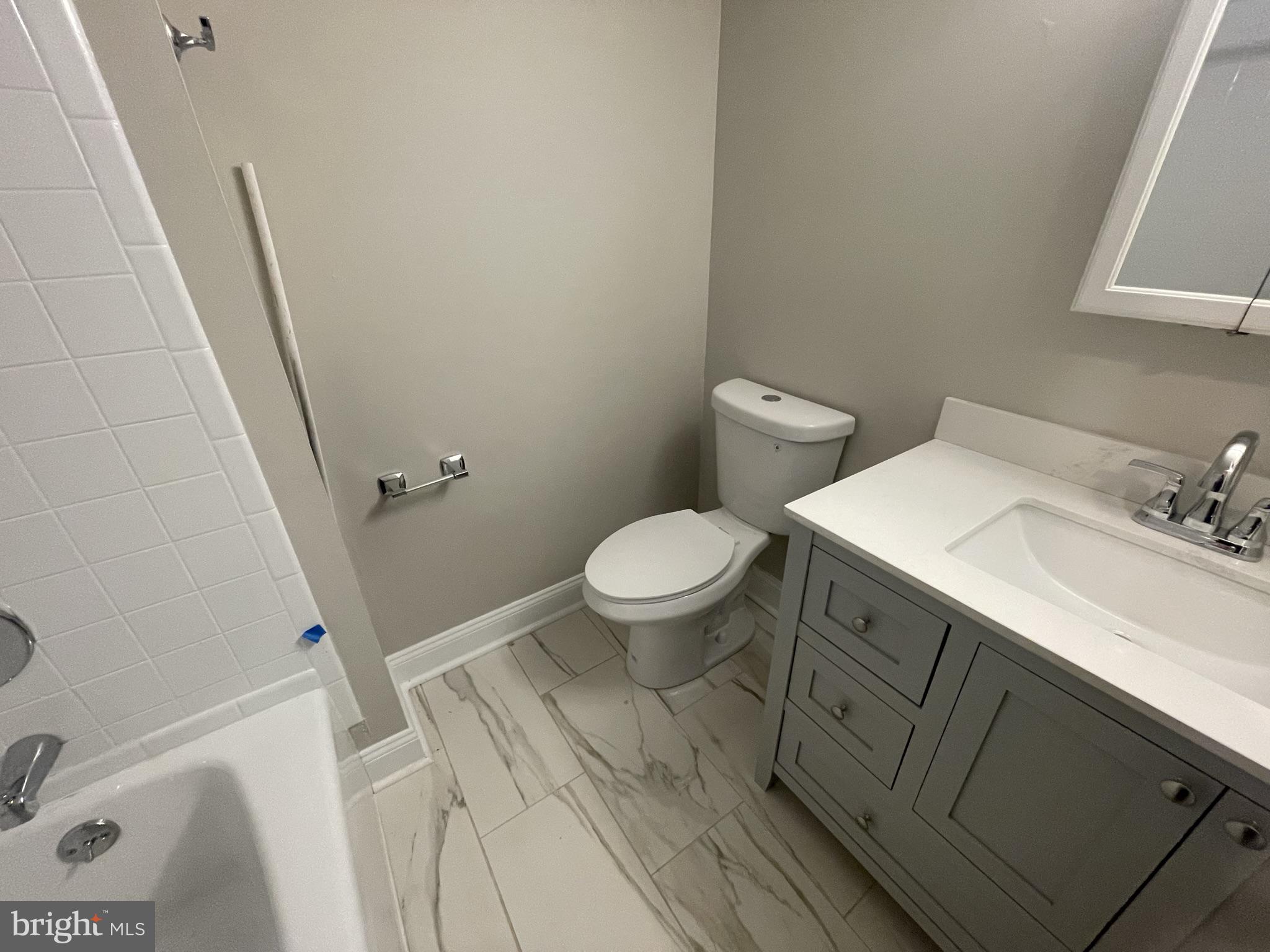 2016 Naamans Road, Unit 10F Wilmington, DE 19810 - Photo 22 of 33 Hall Bathroom