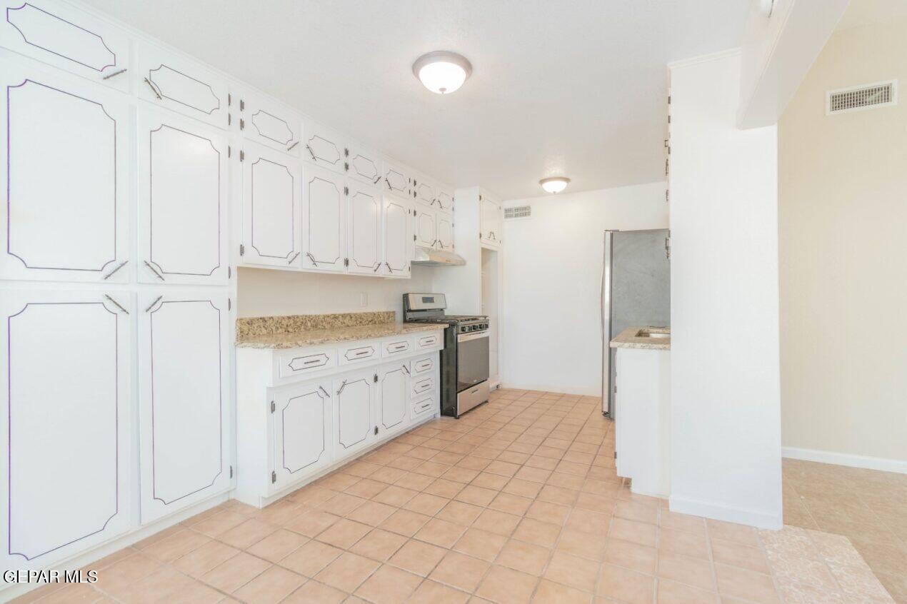 6240 Cibolo Court El Paso, TX 79905 - Photo 14 of 50 a kitchen with a refrigerator a sink and dishwasher