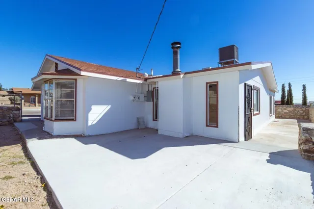 a view of a house with backyard