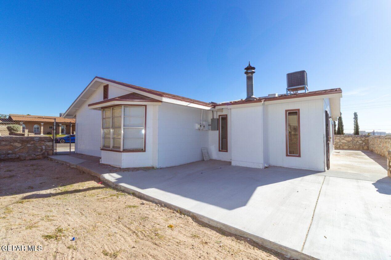 6240 Cibolo Court El Paso, TX 79905 - Photo 45 of 50 a front view of a house with a yard