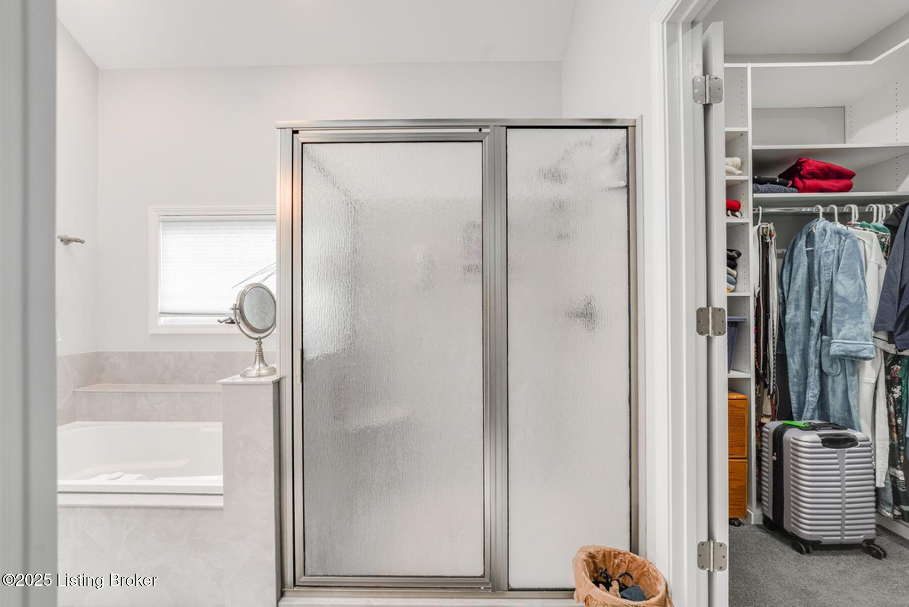 10424 Edgewater Road Louisville, KY 40223 - Photo 23 of 46 Separate Shower